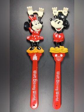 VINTAGE Walt DisneyWorld plastic Mickey Mouse & Minnie Mouse back scratcher RARE
